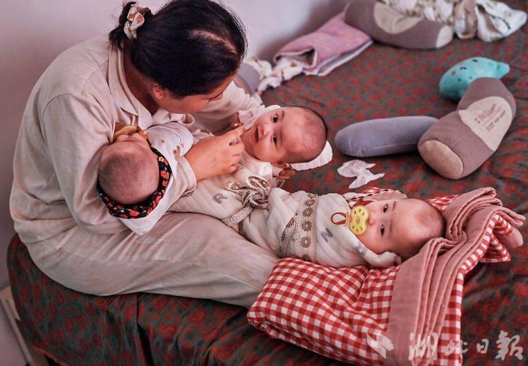 Bố sụt 11 kg, mẹ mất ngủ ba tháng vì nuôi con sinh 5 - 9