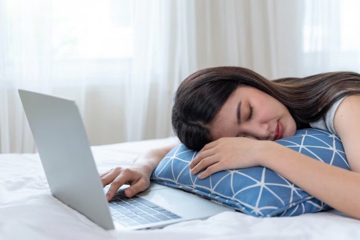 Một giấc ngủ trưa ngắn có thể giúp bạn tỉnh táo vào buổi chiều. Ảnh: AI
