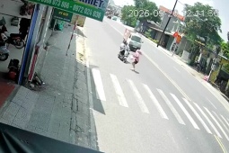 Clip: Xe máy điện lao như bay, đâm bay người phụ nữ đi bộ gần chục mét