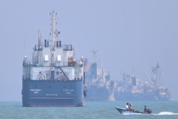 Oman và Iraq cấm bay với Iran, Italy hối thúc mở lại eo Hormuz