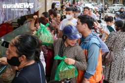 Đi hàng chục km, xếp hàng 3 tiếng chờ mua bánh trung thu truyền thống ở Hà Nội