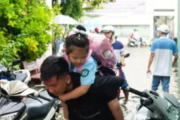 Phụ huynh TPHCM lội nước, cõng con đến trường sau trận mưa lớn