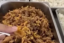 Hà Nội: Hiệu trưởng trường học nói gì khi phụ huynh tố bữa ăn toàn ‘tóp mỡ’