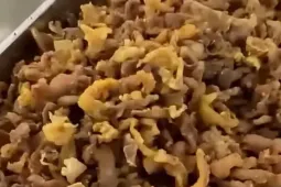 Phụ huynh tố bữa ăn bán trú 'toàn tóp mỡ', Xã yêu cầu giám định mẫu thịt