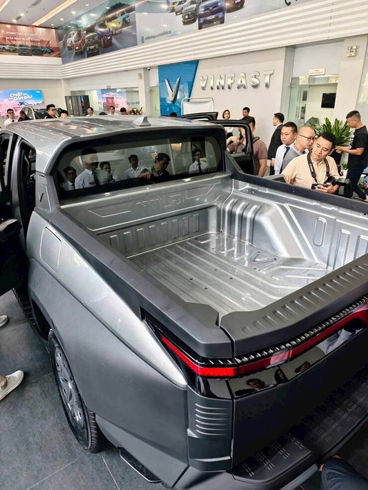 Ảnh thực tế bán tải điện VinFast VF Wild tại đại lý - 5