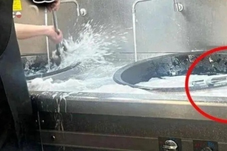 Scandal trường mầm non dùng chảo nấu để cọ nắp cống gây kinh hãi ở Trung Quốc