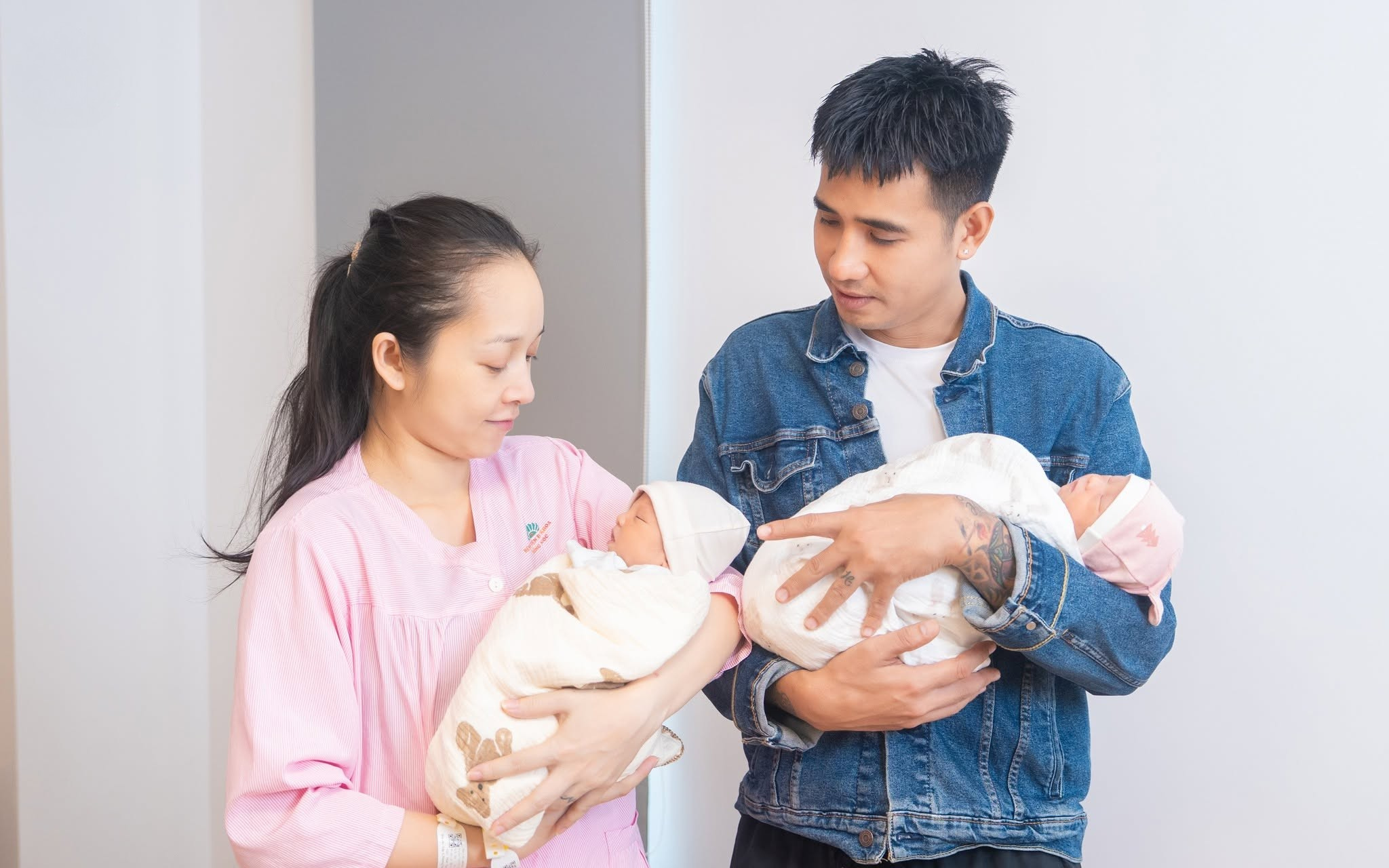 Gia đình chị Hà bên hai em bé sinh đôi