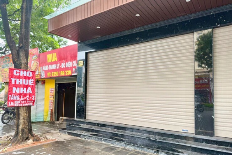 Hàng loạt mặt bằng ‘vàng’ bỏ trống, biển treo la liệt tìm khách cho thuê