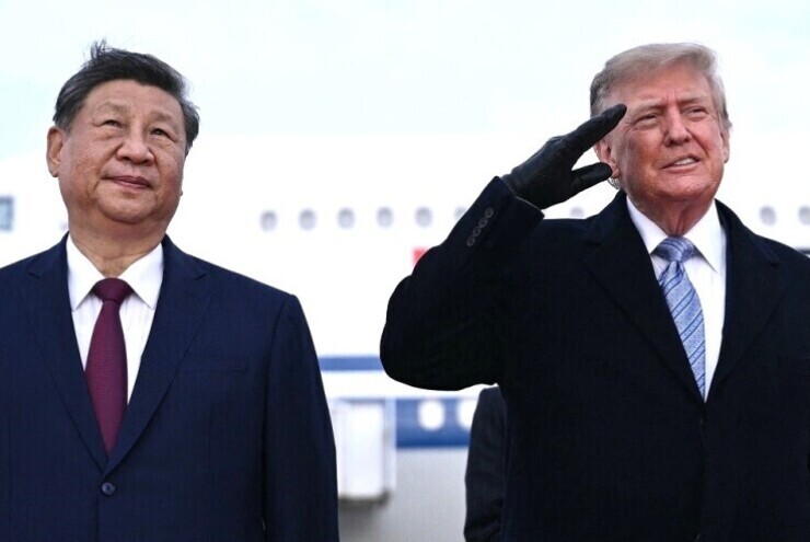 Ông Trump gây chú ý khi đeo găng tay đón ông Tập