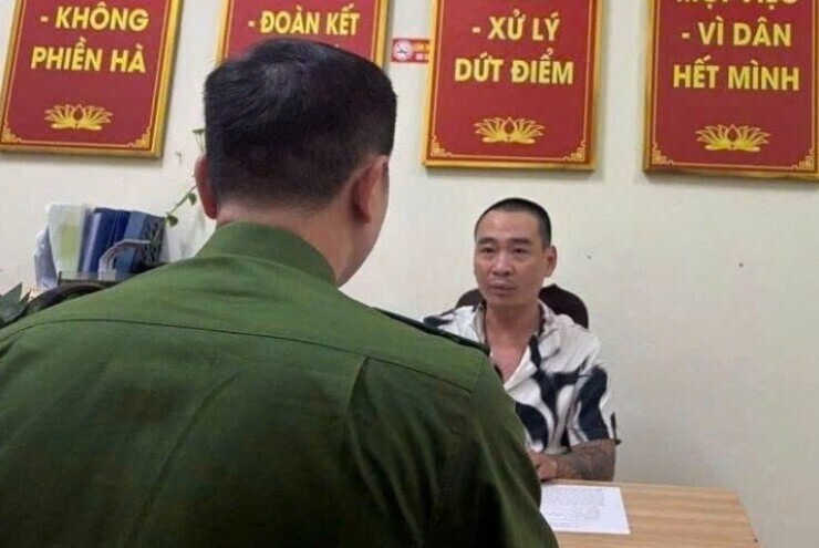 Tạm giữ hình sự đối tượng say xỉn, đập nát hai gương xe ô tô tại Hà Nội