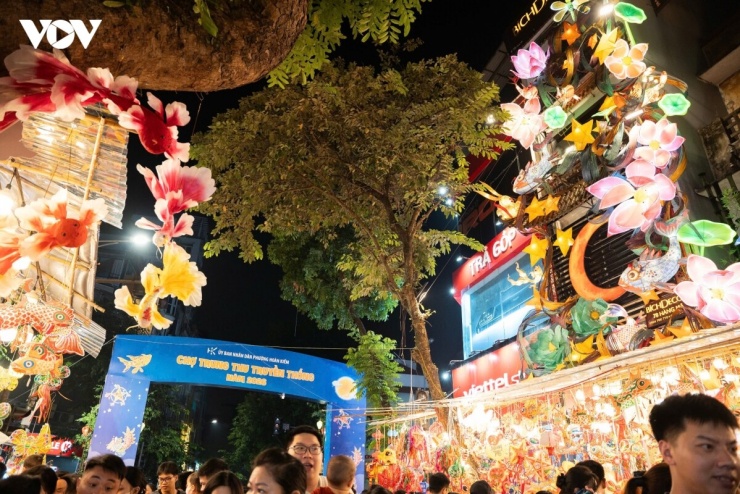 Những ngày cận Tết Trung thu, phố Hàng Mã lại khoác lên mình diện mạo rực rỡ, nhiều màu sắc với đủ loại đồ chơi, đèn lồng, mặt nạ và đồ trang trí truyền thống. Các cửa hàng đồng loạt bày hàng hóa ra sát mặt phố, tạo nên một không gian đặc trưng mỗi dịp rằm tháng Tám.