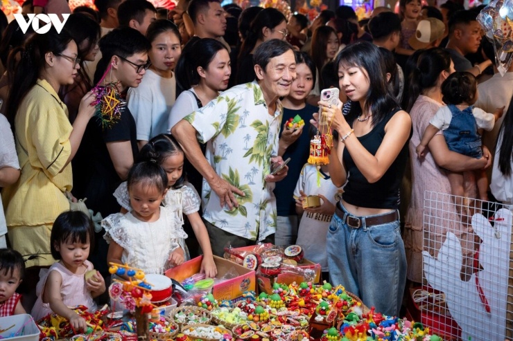 Do Tết Trung thu năm nay rơi vào ngày thường (thứ 6), nhiều gia đình tranh thủ dịp cuối tuần, hay các buổi tối trong tuần sau giờ làm để đưa con đến phố Hàng Mã vui chơi. Nhiều thời điểm việc đi lại trên phố trở nên khó khăn do lượng người đổ về phố Hàng Mã quá đông. Tuy nhiên, thời tiết Hà Nội khá mát mẻ nên tạo thuận lợi cho người dân vui chơi, tận hưởng không khí thực sự của mùa thu.