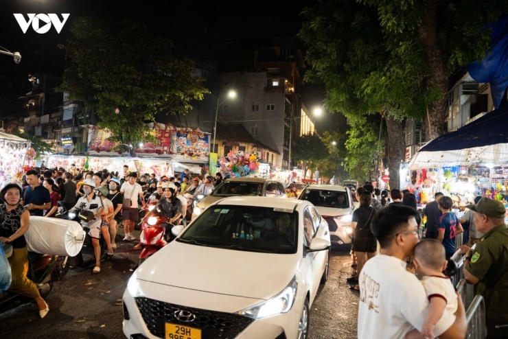 Lượng người và phương tiện tăng cao khiến một số tuyến phố xung quanh phố Hàng Mã như Hàng Lược, Chả Cá, Hàng Cót... xảy ra ùn tắc cục bộ dù là vào ngày trong tuần. Theo UBND phường Hoàn Kiếm, phố Hàng Mã thực hiện cấm đường đoạn từ Hàng Đường đến Hàng Cót để tổ chức Chợ Trung thu truyền thống phục vụ người dân, du khách tham quan, mua sắm và trải nghiệm đến hết 25/9.