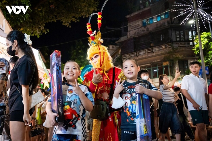 Bên cạnh chợ Trung thu truyền thống, khu phố cổ Hà Nội còn diễn ra nhiều hoạt động văn hóa Trung thu khác, gồm chương trình "Lưu trăng phố cổ 2026" tại số 22 Hàng Buồm, không gian "Đón trăng" tại Ngôi nhà Di sản 87 Mã Mây và không gian sáng tạo về đầu sư tử truyền thống tại Trung tâm Thông tin văn hóa Hồ Gươm, số 2 Lê Thái Tổ.