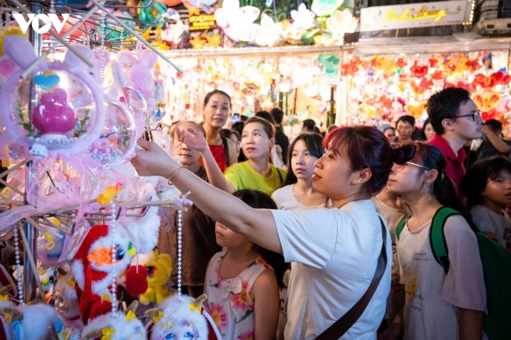 Theo nhiều hộ kinh doanh, năm nay các mặt hàng Trung thu không được bày bán tràn lan trên vỉa hè như những năm trước do tuân thủ quy định về giữ trật tự vỉa hè, lề đường. Tuy nhiên, sự đa dạng về mẫu mã, màu sắc của sản phẩm vẫn đủ sức thu hút đông đảo người dân, du khách đến tham quan, mua sắm.