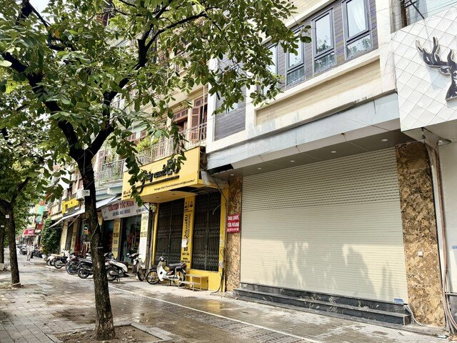 Nhiều mặt bằng trước đây khách chen chân để thuê thì nay không ai ngó ngàng.