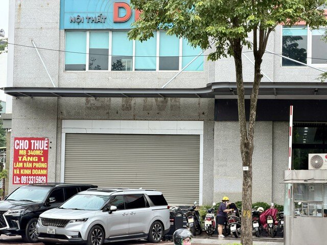 Khu vực chân các tòa nhà thương mại lớn cũng để bỏ trống vì không có khách thuê mặt bằng.