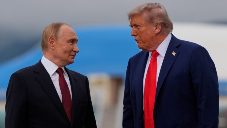 Tổng thống Nga Vladimir Putin và Tổng thống Mỹ Donald Trump gặp nhau tại Anchorage, bang Alaska vào tháng 8/2025. Ảnh: TASS