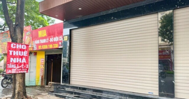 Hàng loạt mặt bằng ‘vàng’ bỏ trống, biển treo la liệt tìm khách cho thuê
