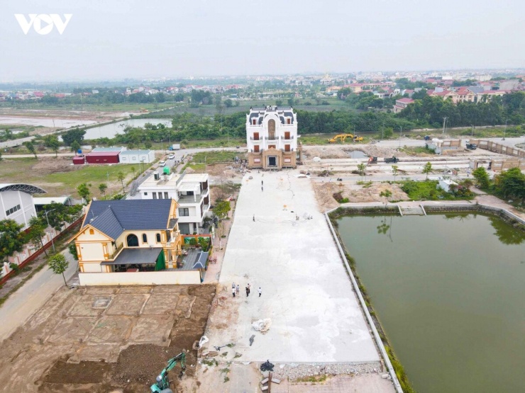 Những ngày qua, việc di chuyển nguyên khối một căn biệt thự 4 tầng tại phường Thuận Thành, thành phố Bắc Ninh thu hút sự chú ý của người dân địa phương. Căn biệt thự có 4 tầng, mỗi sàn rộng khoảng 243m², tổng diện tích xây dựng gần 1.000m². Công trình nằm trên thửa đất rộng khoảng 517m², có 3 mặt tiền, kết cấu kiên cố.