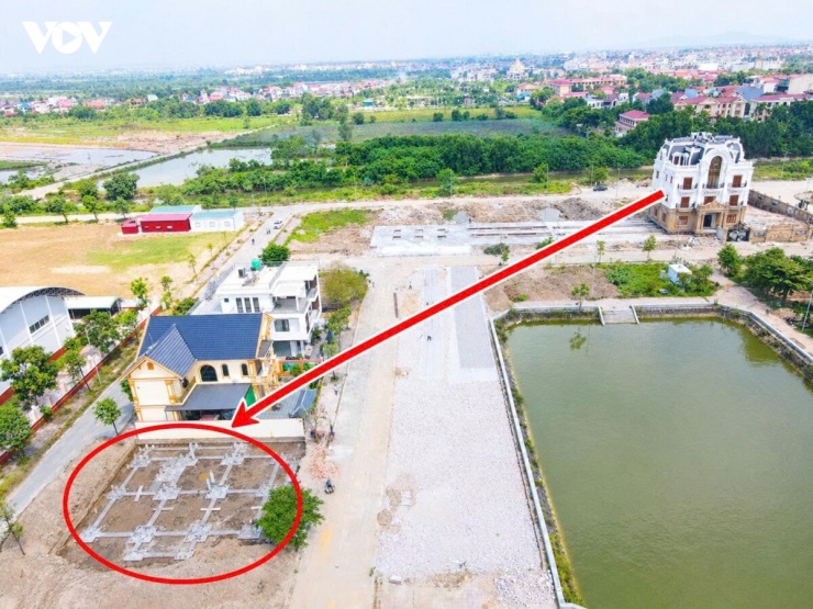 Thay vì tháo dỡ để bàn giao mặt bằng, chủ nhà lựa chọn phương án di chuyển nguyên khối căn biệt thự đến vị trí mới. Công việc được thực hiện bởi một đơn vị chuyên di dời công trình, thường được gọi là “thần đèn”. (ảnh phóng viên ghi nhận trước đó ngôi biệt thự chưa di chuyển).