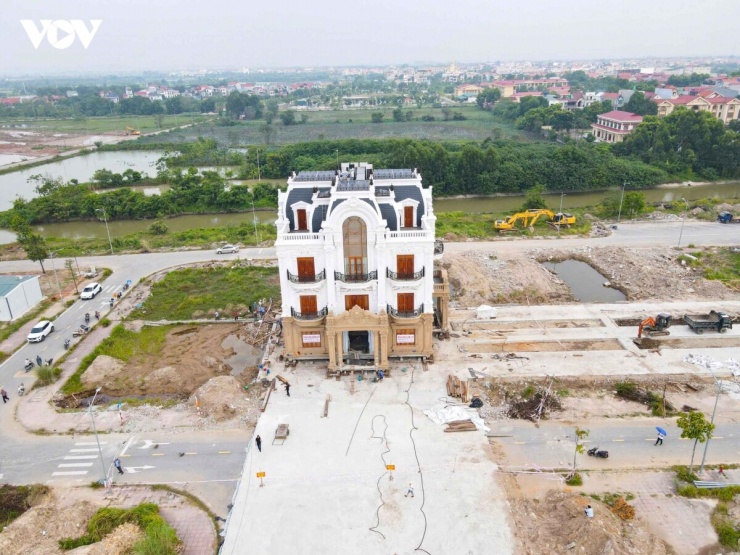 Theo phương án, phần móng được cắt tách khỏi nền đất, sau đó các hệ thống kích thủy lực được sử dụng để nâng toàn bộ công trình lên. Căn biệt thự tiếp tục được đặt trên hệ thống con lăn chuyên dụng để di chuyển từng bước đến vị trí mới.