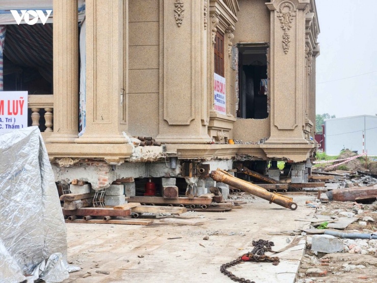 Đại diện đơn vị thực hiện di dời cho biết, các kỹ thuật được áp dụng để di chuyển căn biệt thự đã được đơn vị triển khai tại nhiều công trình trước đó. Theo đại diện này, đây không phải là công trình đầu tiên đơn vị thực hiện di dời nguyên khối. “Chúng tôi làm nhiều công trình như thế này rồi, công trình này đối với chúng tôi cũng bình thường, quá trình thực hiện khá trơn tru”.