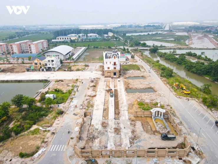 Ông Nguyễn Công Sơn, chủ căn biệt thự, cho biết gia đình lựa chọn phương án di chuyển sau khi tìm hiểu và nhận thấy đây là giải pháp phù hợp. Theo ông Sơn, căn nhà được gia đình đầu tư nhiều tâm huyết trong thời gian dài nên khi dự án triển khai, gia đình không muốn phá bỏ toàn bộ công trình mà tìm phương án để giữ lại.