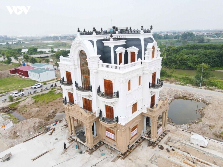Việc di chuyển căn biệt thự diễn ra trong bối cảnh dự án đường kết nối sân bay Gia Bình với Hà Nội đang được triển khai, kéo theo yêu cầu giải phóng mặt bằng tại nhiều khu vực. Thay vì tháo dỡ một công trình có quy mô lớn, phương án nâng và di chuyển nguyên khối giúp chủ nhà có thể giữ lại căn biệt thự, đồng thời phục vụ yêu cầu bàn giao mặt bằng cho dự án.