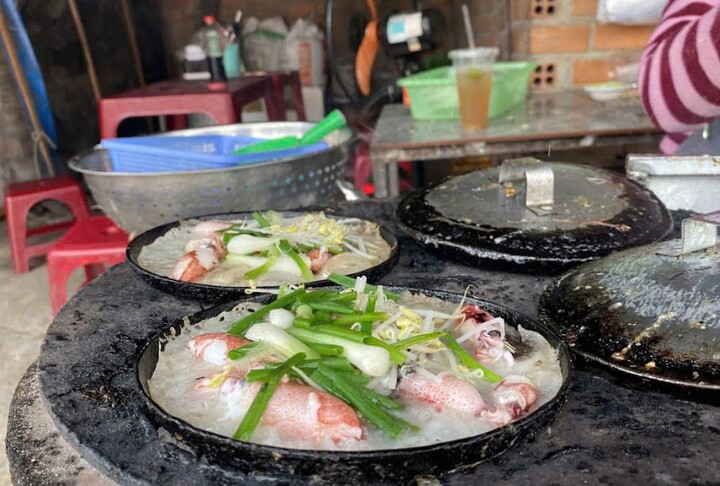 Món bánh xèo với 5 con mực tươi rói có giá 5.000 đồng/cái kèm nước chấm và rau sống.