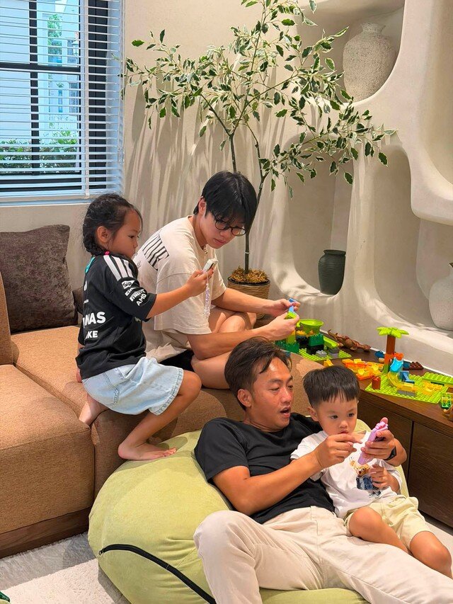 Khoảnh khắc bình yên của Cường Đô la bên các con ở đời thường.