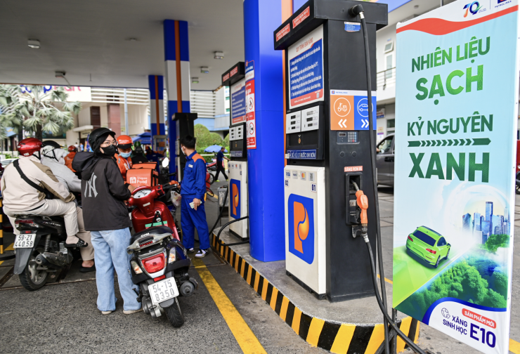 Xăng dầu chiều nay có giá mới. Ảnh: Nguyễn Huế