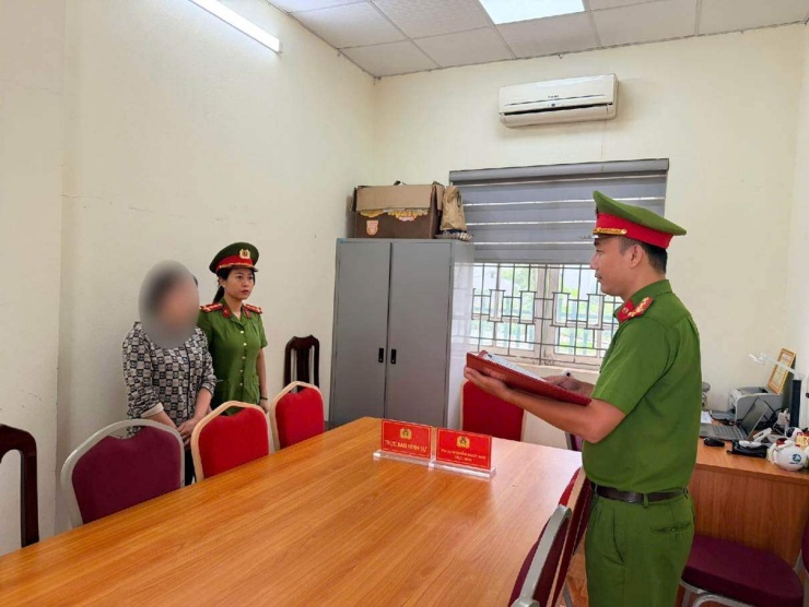 Bà N.T.H tại cơ quan Công an. Ảnh: CACC