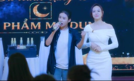 Minh nhân cơ hội làm MC để vận động chị em tham gia đội bóng. Ảnh VTV