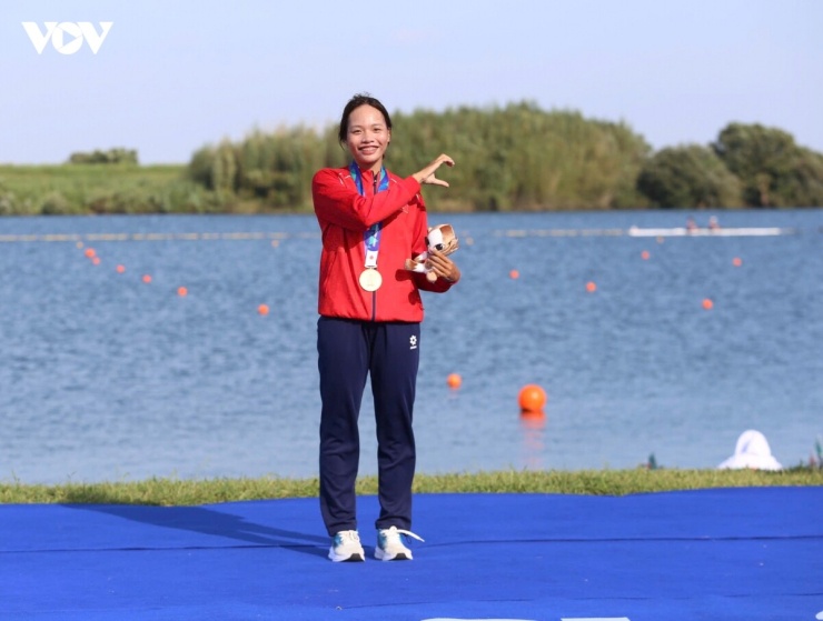 Trần Thị Tú Uyên chỉ có mặt một mình trên bục nhận huy chương ASIAD 2026 trong khi Phạm Thi Bích Ngọc được đội ngũ y tế chăm sóc.