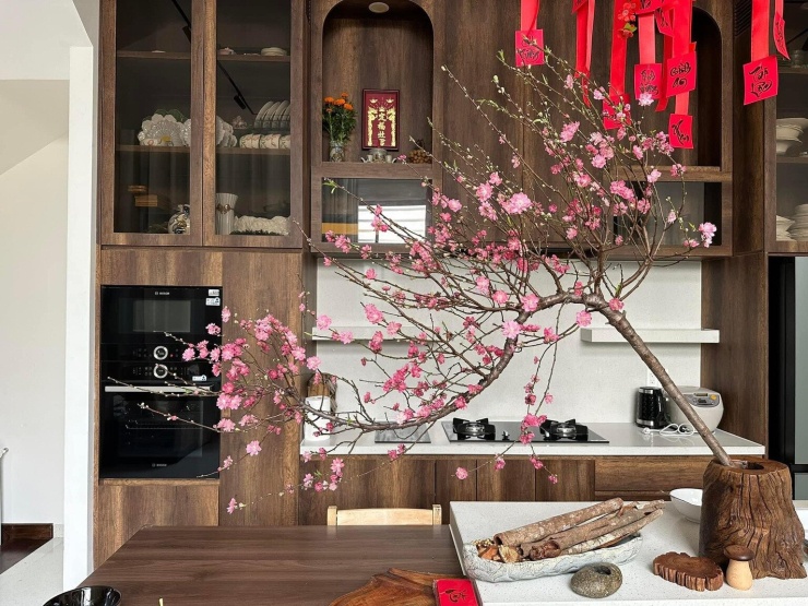 Vân Trang và chồng doanh nhân chọn gam màu nâu - trắng chủ đạo cho biệt thự. Cặp đôi ưu tiên nội thất cao cấp bằng gỗ, tối giản và tinh tế.