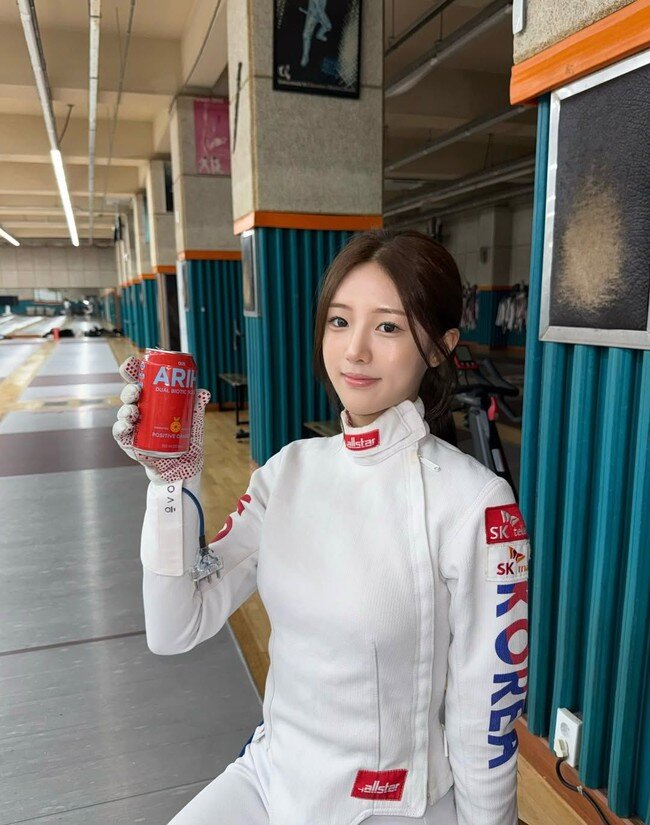 Yang Seung Hye, 20 tuổi, trong bộ áo đấu của đội tuyển quốc gia có nhan sắc nổi bật như thần tượng.