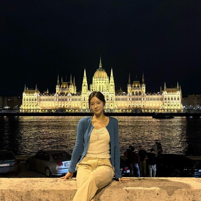 Trên mạng xã hội, cô được gọi là "thần tượng đấu kiếm", với kênh Instagram gần 100.000 người theo dõi.
