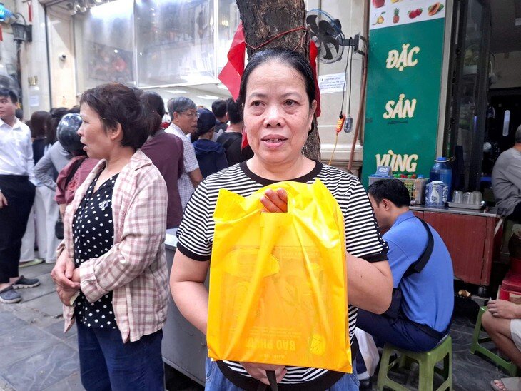 Bà Nguyễn Kim Oanh chỉ mua được 1 hộp 4 chiếc. Ảnh: Quỳnh Mai. 
