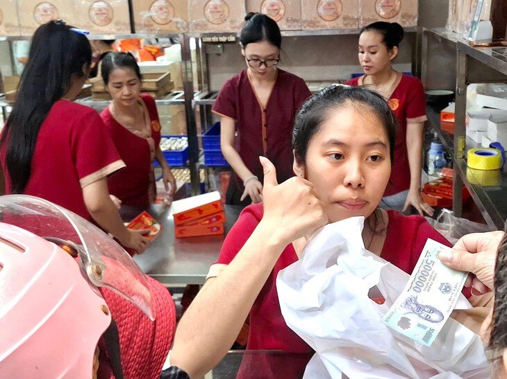 Nhân viên tấp nập bán hàng. Ảnh: QM. 