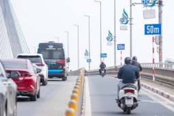 Biển báo, vạch kẻ định khoảng cách xuất hiện trên cầu Nhật Tân