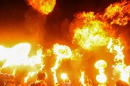 Múa lân, thổi lửa 'đốt cháy' Trung thu Hà Nội
