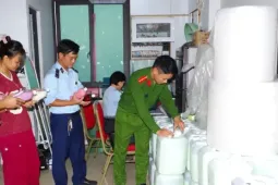 Triệt phá cơ sở bán gần 1.800 lít rượu trôi nổi gắn mác 'đặc sản' trên TikTok shop