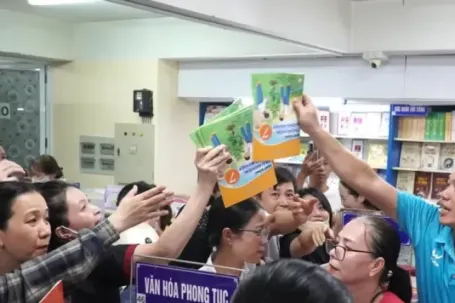 Toàn cảnh vụ khủng hoảng sách giáo khoa khiến học sinh, phụ huynh lao đao