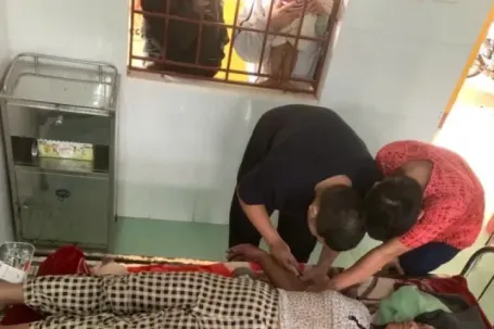 Người phụ nữ ở Quảng Trị bị ong vò vẽ đốt đến hôn mê