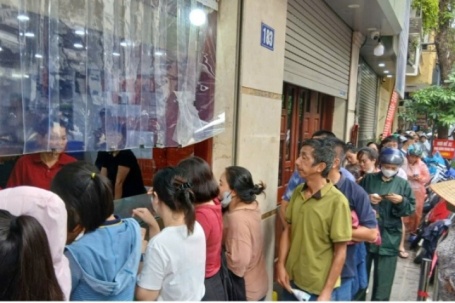 Thị trường bánh Trung thu: Phố truyền thống đông đúc, quầy vỉa hè vắng vẻ