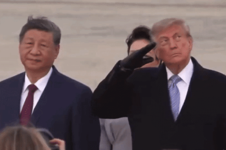 Phản ứng trái ngược của ông Trump và ông Tập khi oanh tạc cơ B-1 gầm rú