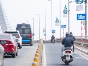 Biển báo, vạch kẻ định khoảng cách xuất hiện trên cầu Nhật Tân