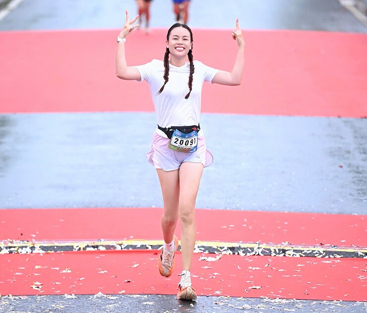 Á hậu Ánh Vương rạng rỡ khi hoàn thành cự ly 21km