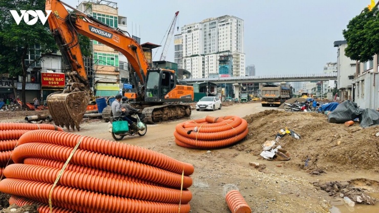 Ngày 19/9/2026, Phó Chủ tịch UBND thành phố Hà Nội Trương Việt Dũng đã ký Công văn số 4822/UBND-ĐT về việc nâng cao trách nhiệm, tăng cường quản lý, duy tu, duy trì hệ thống thoát nước, bảo đảm an toàn khi xảy ra mưa lớn, úng ngập. 